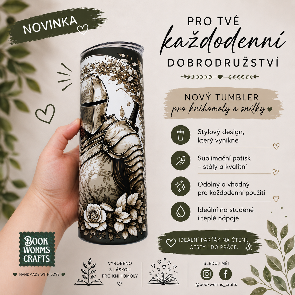 Ruka drží černý termohrnek s květinovým motivem, text „každodenní dobrodružství“ a výhody produktu.